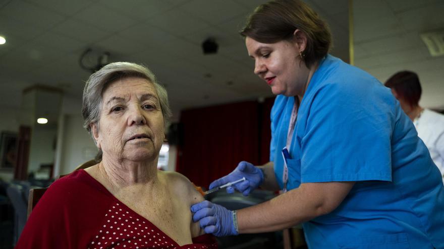 FOTOGALERÍA | Los mayores extremeños se vacunan del VRS