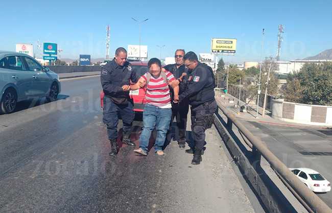 Auxilian a mujer en puente “La Reyna” en Ramos Arizpe