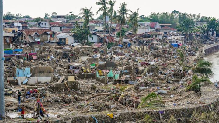 Typhoon Fung-wong: Philippines evacuates over 100,000 as super typhoon threatens