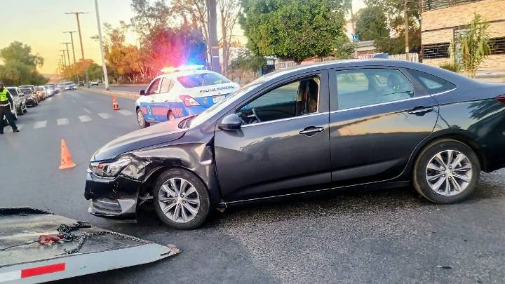 Motociclista al suelo tras chocar con un auto