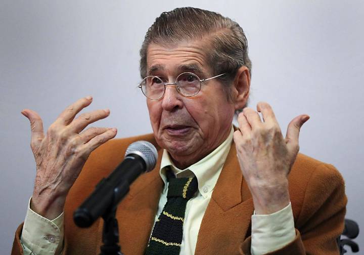 Bryce Echenique entrega al Cervantes el original de 'Un mundo para Julius'