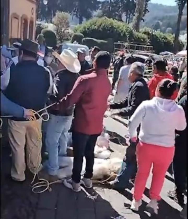 Vecinos se hartan de morenistas: atan a funcionarios de la 4T por falta de agua