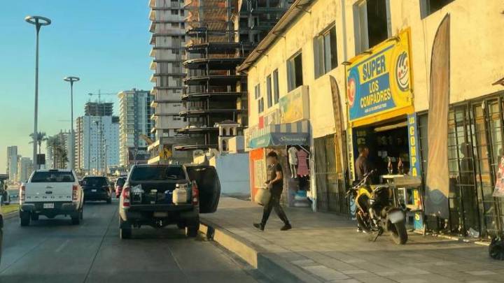 Retiran tanques de gas de negocio cercano a taquería que explotó en Mazatlan