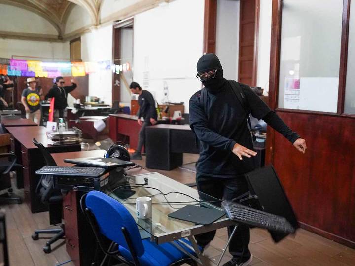 Fiscalía de Michoacán ejerce acción penal contra Raúl “N” por disturbios en Palacio de Gobierno