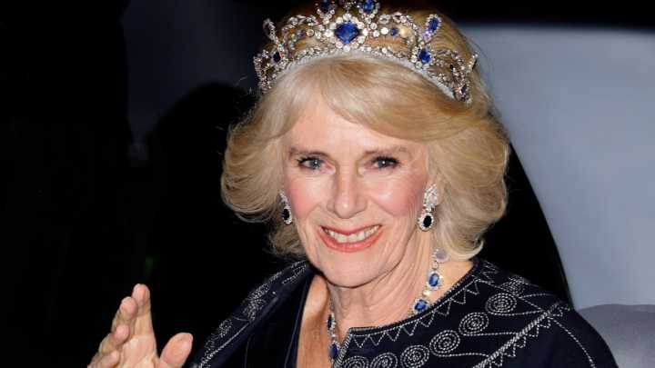 La reina Camila genera sorpresa al portar la tiara nupcial de Eugenia de York: este sería el motivo