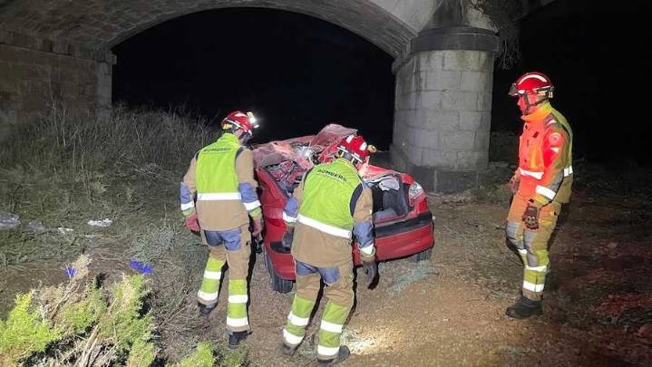 Dos muertos y tres heridos tras caer un coche desde un puente a una rambla