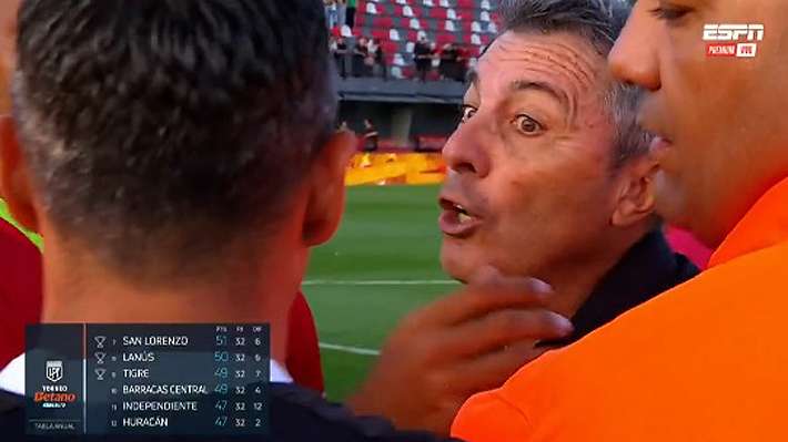 Mira el escandaloso cruce de ex DT de la U con el árbitro en Argentina y la grave amenaza del referí: "Te voy a romper todo"
