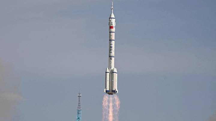 Astronautas quedan atrapados en el espacio: Objeto desconocido dañó su nave