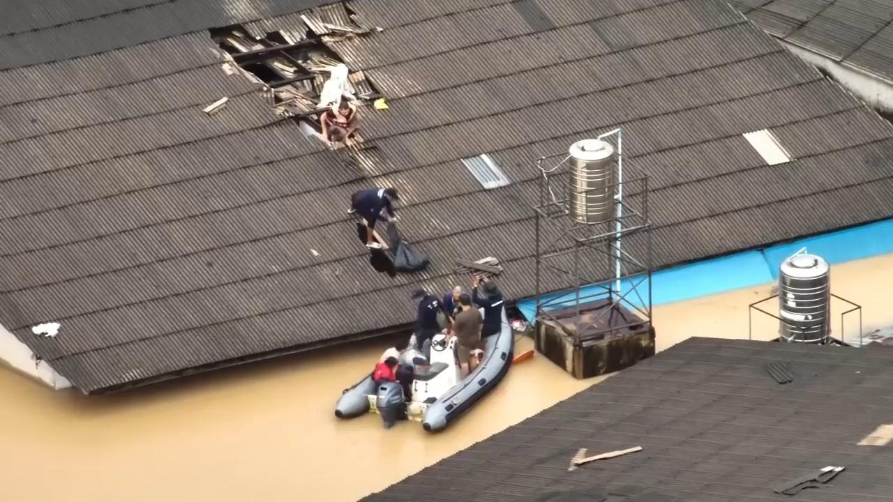 Dramatic moment family hit by south Thailand flooding rescued from rooftop