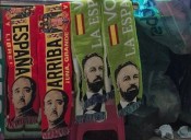 Polémica en la Feria de Castellón por un puesto que reparte bufandas con lemas franquistas