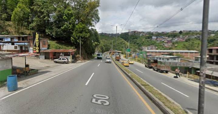 Manizales: un vehículo se incendió dentro de un taller, cerca de la vía Panamericana