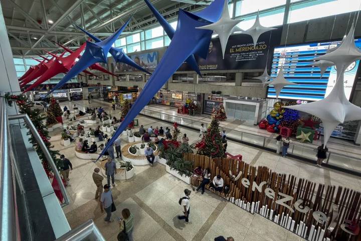 Aerolíneas y viajeros, pendientes de recomendaciones sobre Venezuela tras aviso de Trump