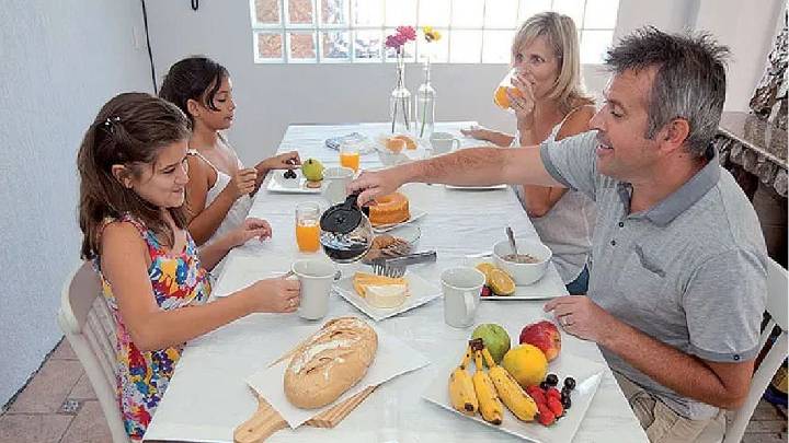 La clase media en crisis: 6 de cada 10 argentinos afirman que su trabajo solo les permite "subsistir"