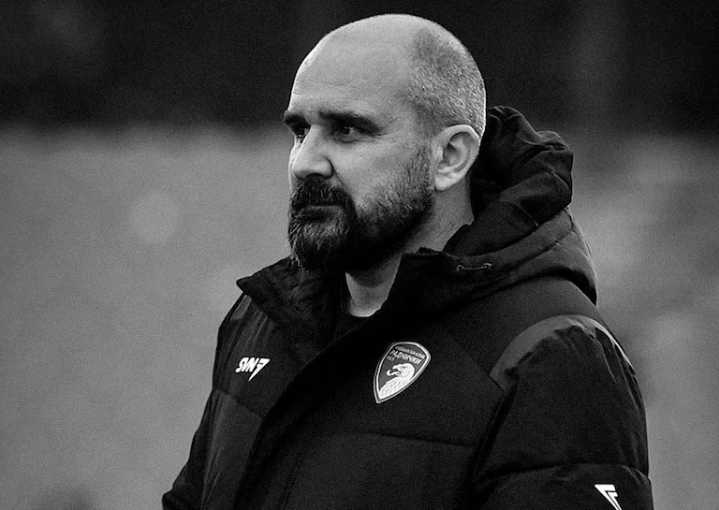 Conmoción en el fútbol de Europa: un DT se desplomó en medio de un partido y los jugadores se enteraron de la muerte minutos después