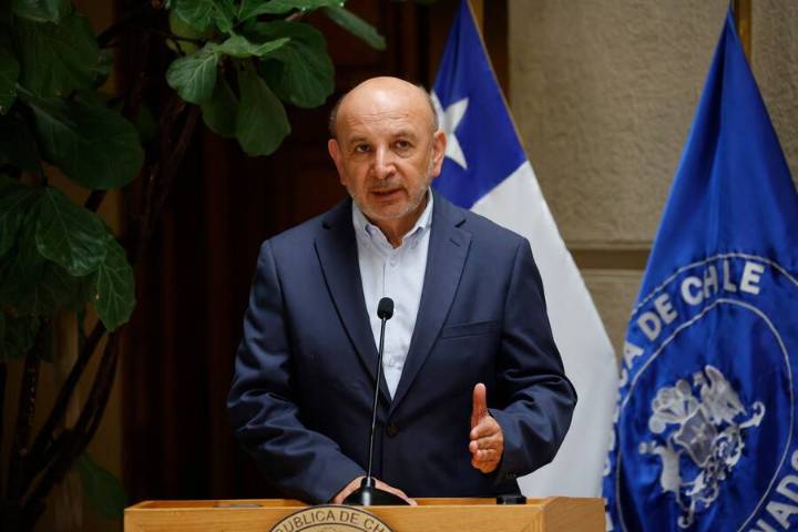 Comando de Jara suma al senador Juan Luis Castro como vocero de salud