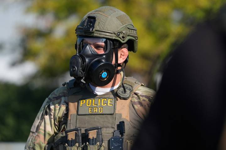 Madre hondureña denuncia que agentes de ICE lanzaron bombas lacrimógenas en su casa: “Me quitaron a mis bebés”