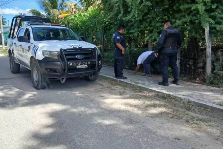 Lo creían muerto, pero solo dormía ebrio en la banqueta de Escárcega