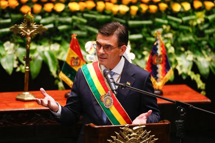 Rodrigo Paz jura como nuevo presidente de Bolivia; dice que el país "está devastado"