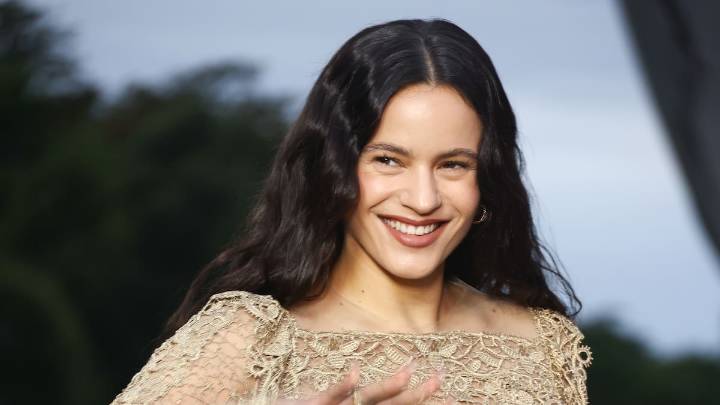 Rosalía dijo que para tener un día feliz intenta usar la boca, manos y pies; el psiquiatra que dijo eso ha reaccionado