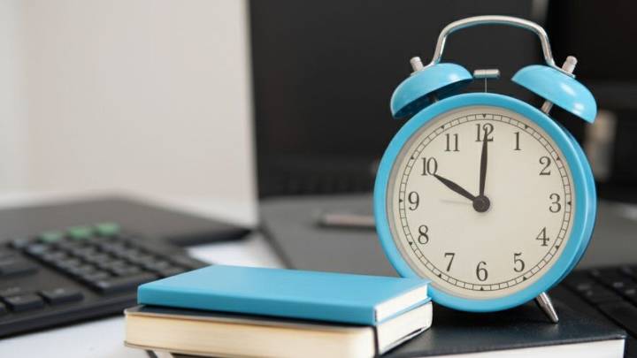 Reforma laboral: qué es el "banco de horas" y cómo se aplica en otros países