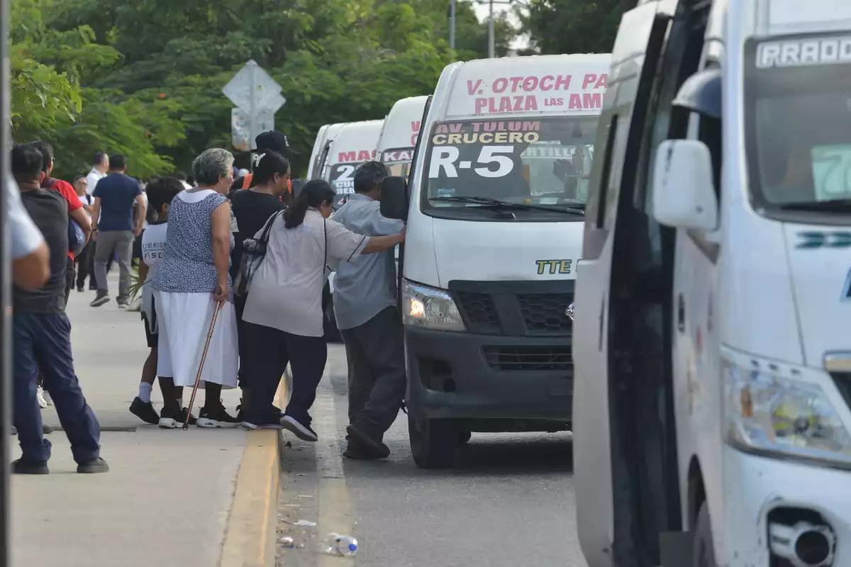 “Es caro y muy tardado": Familias de Cancún gastan hasta 120 pesos diarios en transporte; opinan sobre el servicio