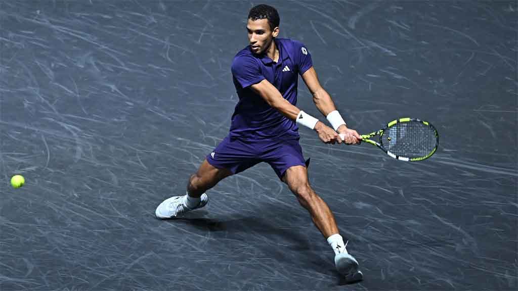 Canadiense Auger-Aliassime primer finalista en Masters de tenis París