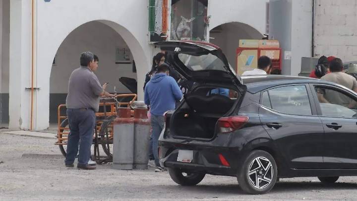 Enfrentan desabasto de gas LP en Puebla; vecinos hacen fila para llenar cilindros