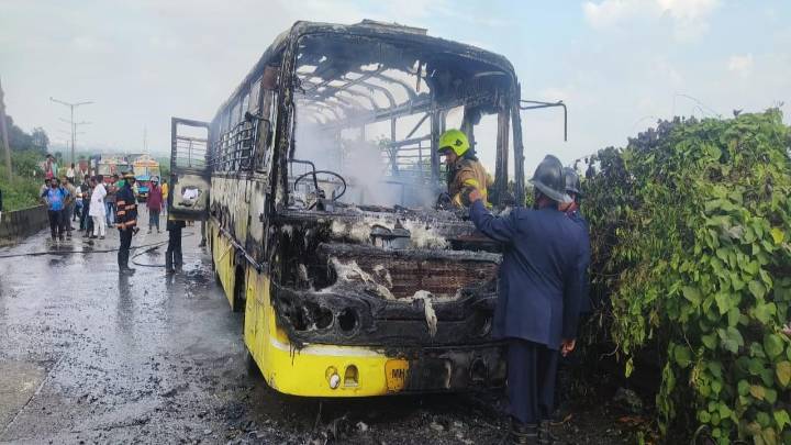 School bus catches fire on Mumbra Bypass in Thane; no injuries reported