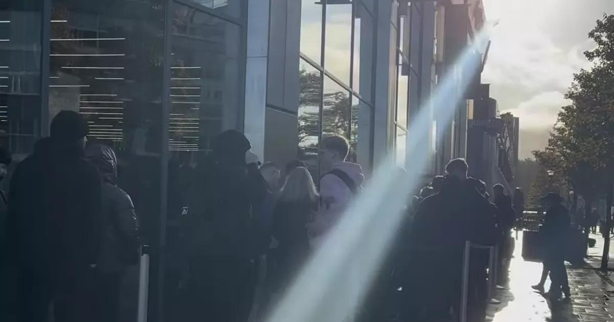 West Lothian foodies in huge queues as viral chicken chain Wingstop opens doors