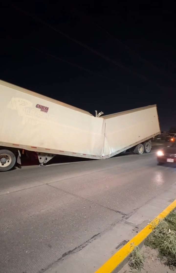 Tráiler se parte a la mitad por exceso de carga en el bulevar Cuatro Siglos