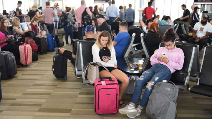 "Why Aren't Airlines Coming Together To Pay Air Traffic Controllers": Passengers Want U.S. Airlines To Step Up During Government Shutdown