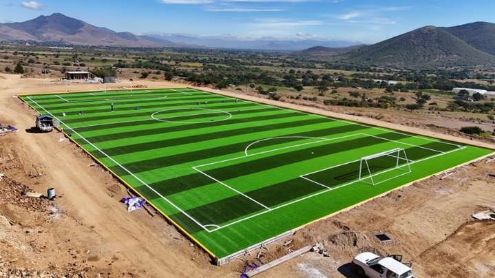 Avanza construcción de multideportivo en Ayoquezco de Aldama