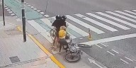 Video: un motochorro intentó robarle a una turista rusa, forcejearon y ella logró retenerlo hasta que lo arrestaron