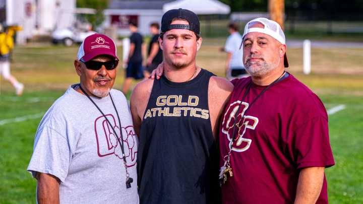 Mendez reflects on 4-year career playing for his father, grandfather