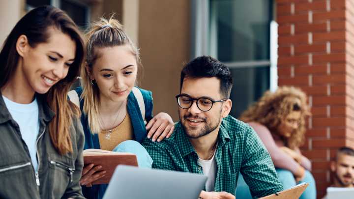 Jóvenes colombianos, responsables y activos en el crédito: lo usan y cuidan su nivel de endeudamiento, revela estudio de TransUnion