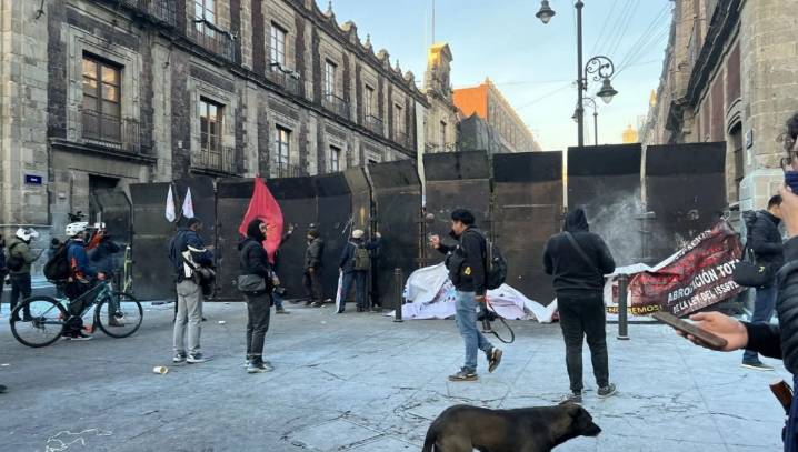 Maestros de la CNTE intentan derribar vallas frente a Palacio Nacional