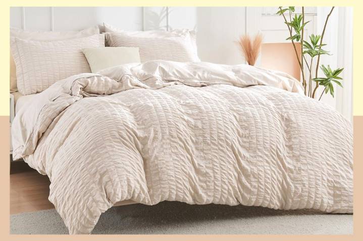 33% off HYMOKEGE Queen Comforter Set at Amazon
