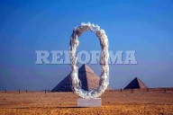 'Dialogan' artistas con pirámides de Giza