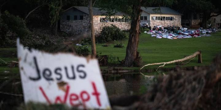 Familias presentan una demanda por las muertes causadas por las inundaciones repentinas en Camp Mystic
