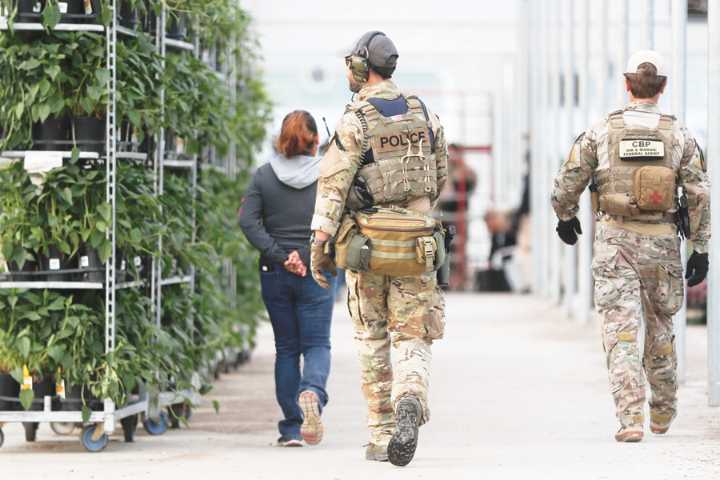 Un funcionario de la Patrulla Fronteriza, responsable de la represión migratoria, defiende sus tácticas mientras Trump lo celebra