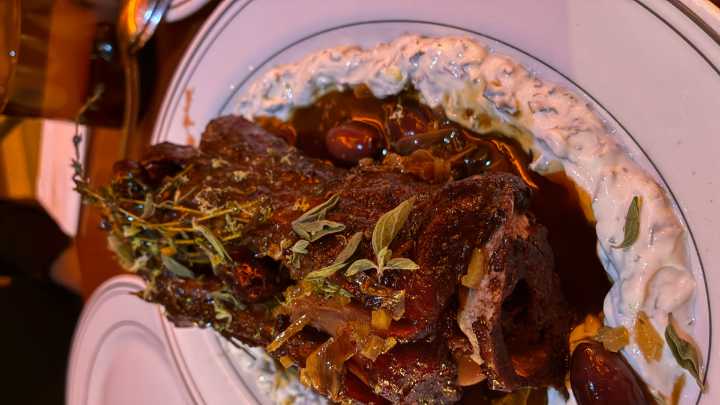 Bikinis, bar de amigos: el secreto español de Chapinero Alto