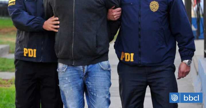 Argentina deporta a 2 chilenos presos por prostitución infantil y acoso sexual: quedaron sin encargos