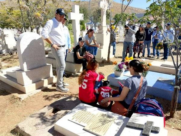 Visita Bonilla la tumba de su hermano