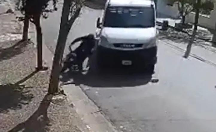 Horror en Azul: embistió con su camioneta a un motociclista por una discusión de tránsito y lo mató