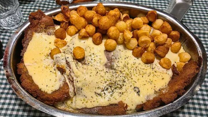 El bodegón que tiene una tremenda milanesa con papas fritas para 3 personas vale menos de $50.000