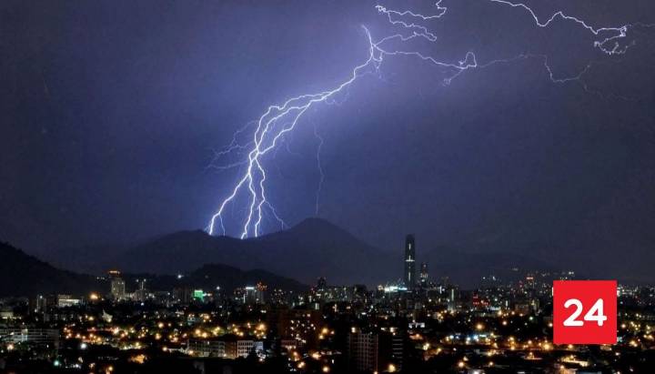 Meteorología emite aviso por probables tormentas eléctricas en sectores de Valparaíso y la RM