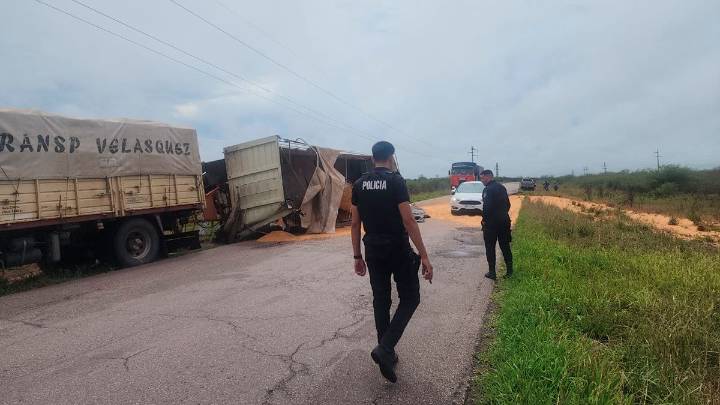 Añatuya: un camión se despistó y perdió parte de su carga de maíz en la Ruta…