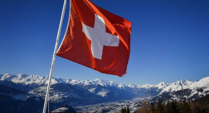 Suizos rechazan servicio nacional obligatorio para mujeres y nuevo impuesto sobre herencias
