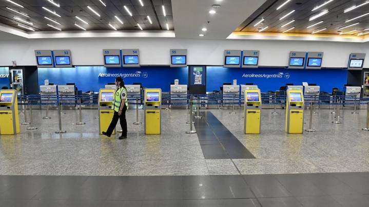 Los controladores aéreos amenazan con profundizar las medidas de fuerza antes del próximo fin de semana largo