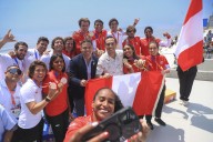 Presidente José Jerí premia a los ganadores de surf en los Juegos Bolivarianos Ayacucho